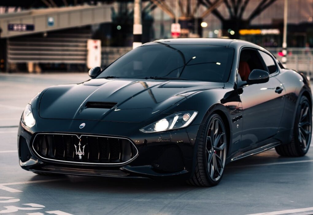 Une Maserati devant un site industriel Stellantis en Italie.
