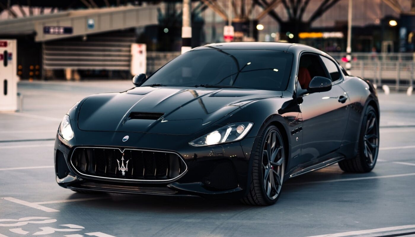 Une Maserati devant un site industriel Stellantis en Italie.
