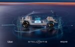 Un véhicule Stellantis autonome circulant en ville dans le cadre d'un service de robotaxi.