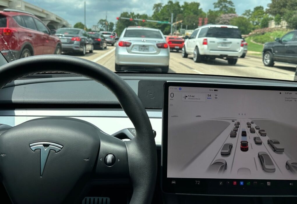 Une Tesla circulant sur une route européenne avec un système d’aide à la conduite activé.