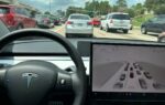 Une Tesla circulant sur une route européenne avec un système d’aide à la conduite activé.