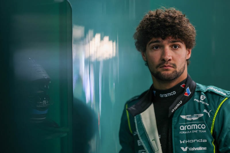 Jak Crawford dans le garage Aston Martin lors d’un week-end de Grand Prix de F1.