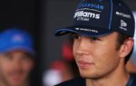 Alex Albon au volant de la Williams FW47 sur un circuit de Formule 1.