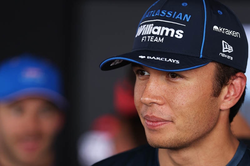 Alex Albon au volant de la Williams FW47 sur un circuit de Formule 1.