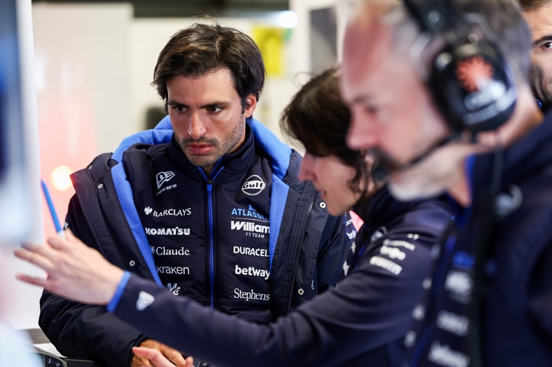 Carlos Sainz au volant de la Williams FW47 lors d’un week-end de Grand Prix de F1.