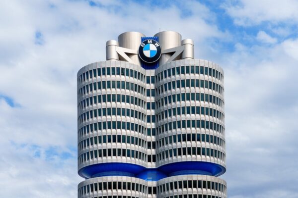 Logo BMW sur un bâtiment du constructeur allemand dans un contexte de discussions sociales et financières.