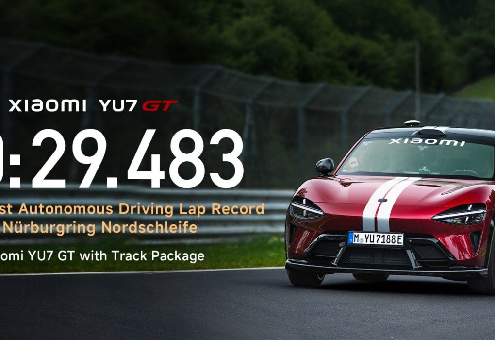 Une Xiaomi YU7 GT électrique engagée sur la Nordschleife du Nürburgring lors d’un tour en conduite autonome.