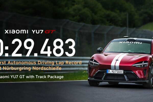 Une Xiaomi YU7 GT électrique engagée sur la Nordschleife du Nürburgring lors d’un tour en conduite autonome.