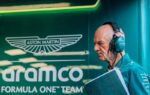 Adrian Newey dans le garage Aston Martin F1 près de la monoplace 2026.