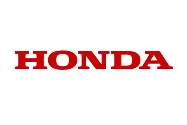 Usine Honda avec des véhicules en cours d’assemblage sur une ligne de production.