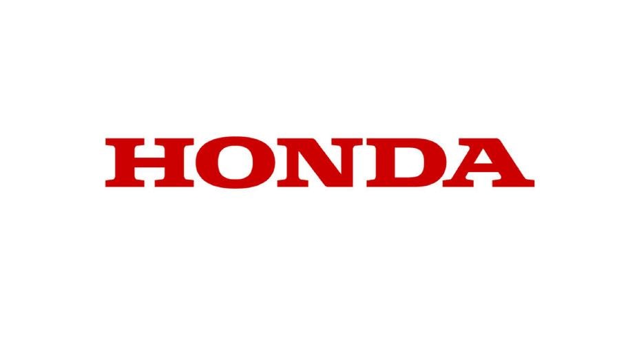 Usine Honda avec des véhicules en cours d’assemblage sur une ligne de production.