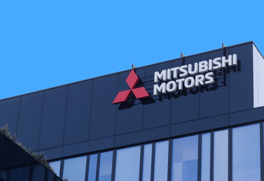 Des véhicules Mitsubishi alignés sur une ligne de production automobile.