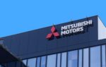 Des véhicules Mitsubishi alignés sur une ligne de production automobile.