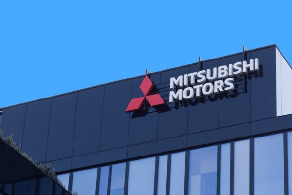 Des véhicules Mitsubishi alignés sur une ligne de production automobile.