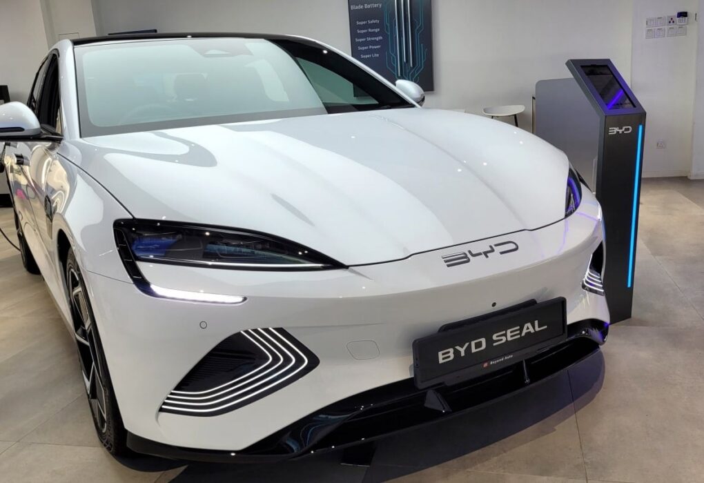 Une voiture BYD exposée devant un site industriel automobile en Europe.
