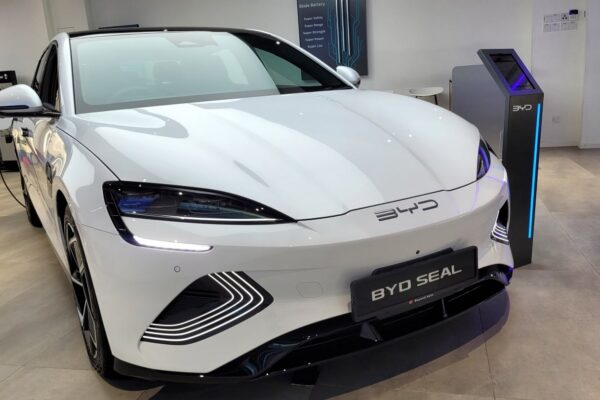 Une voiture BYD exposée devant un site industriel automobile en Europe.