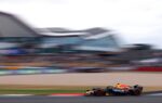 Une monoplace de F1 en piste à Silverstone dans une portion rapide du circuit.