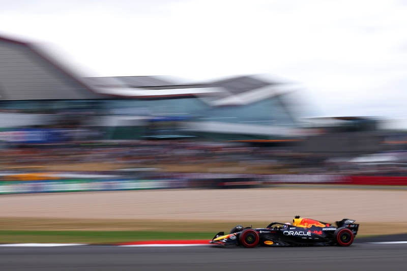 Une monoplace de F1 en piste à Silverstone dans une portion rapide du circuit.