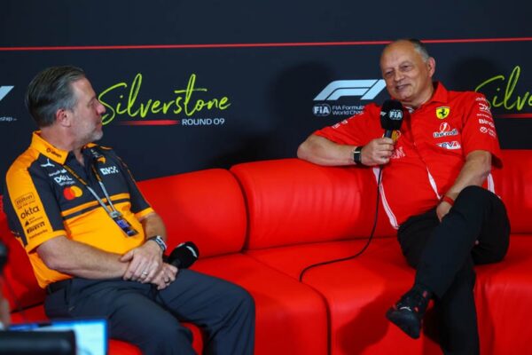 Zak Brown, Fred Vasseur et Steve Nielsen en conférence de presse lors du Grand Prix de Grande-Bretagne de Formule 1.