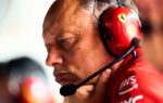 Fred Vasseur dans le paddock Ferrari lors d’un Grand Prix de Formule 1.