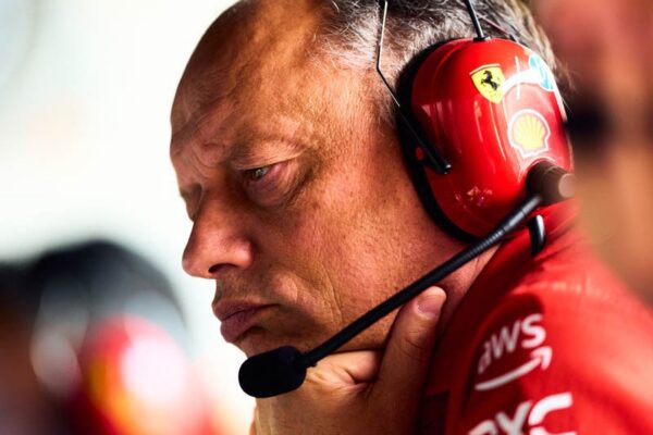 Fred Vasseur dans le paddock Ferrari lors d’un Grand Prix de Formule 1.