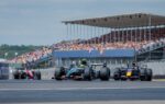 Des monoplaces de F1 en lutte à Silverstone pendant un Grand Prix.
