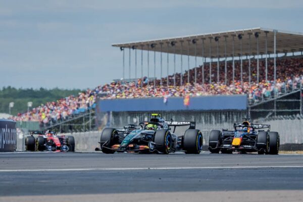 Des monoplaces de F1 en lutte à Silverstone pendant un Grand Prix.