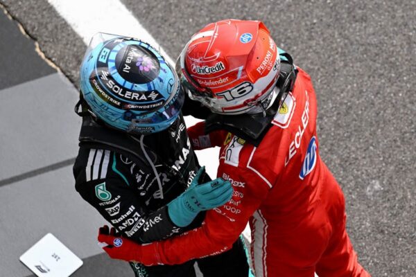 Charles Leclerc célèbre sa victoire au Grand Prix de Grande-Bretagne à Silverstone.