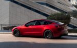 Une Tesla Model 3 circulant en ville en Corée du Sud.