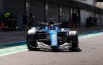 Une monoplace de Formule 1 en essais pneus Pirelli sur le circuit de Silverstone.