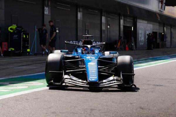 Une monoplace de Formule 1 en essais pneus Pirelli sur le circuit de Silverstone.