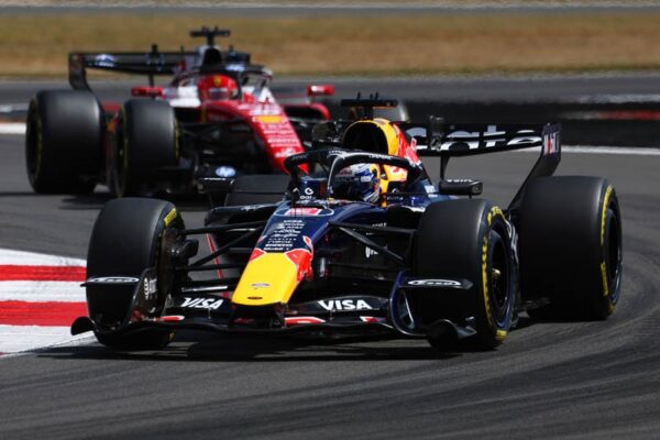Max Verstappen au volant de la Red Bull F1 équipée d'un aileron arrière rotatif en Grand Prix.