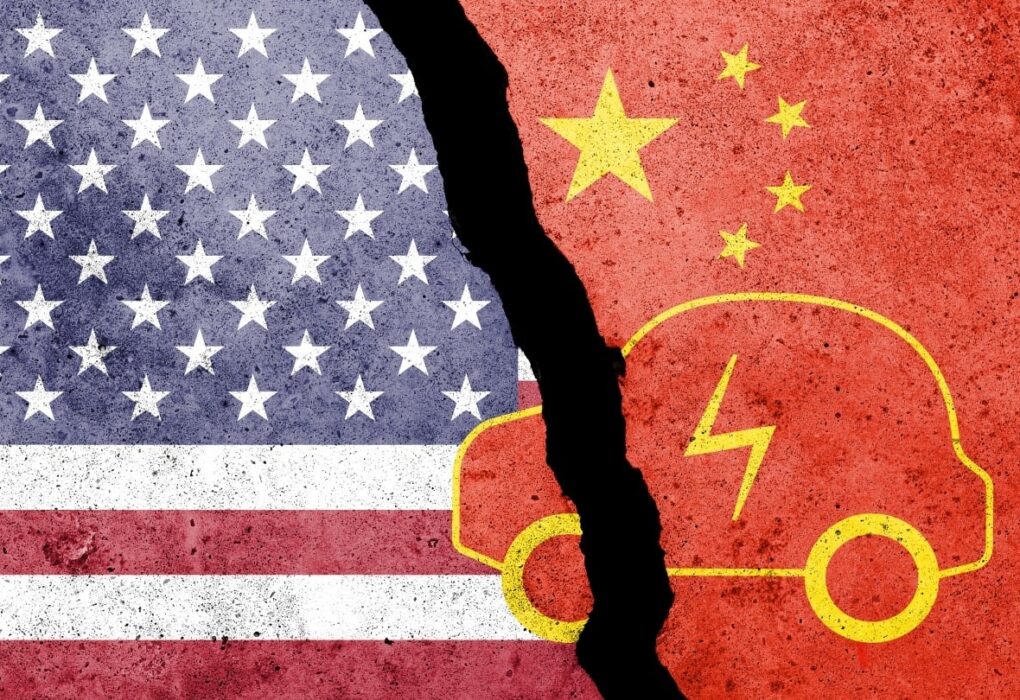 Des voitures chinoises connectées alignées sur un port avant une éventuelle exportation vers les États-Unis.