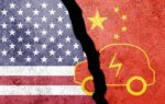 Des voitures chinoises connectées alignées sur un port avant une éventuelle exportation vers les États-Unis.