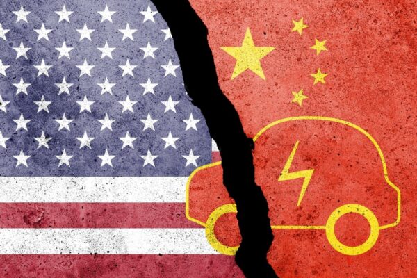 Des voitures chinoises connectées alignées sur un port avant une éventuelle exportation vers les États-Unis.