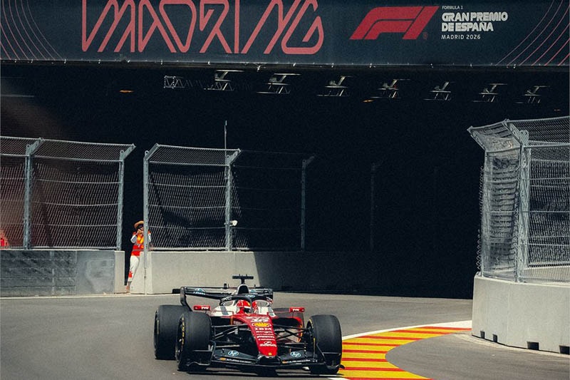 La Ferrari SF-26 roule sur le nouveau circuit de Madrid lors d’un filming day avec la Scuderia.