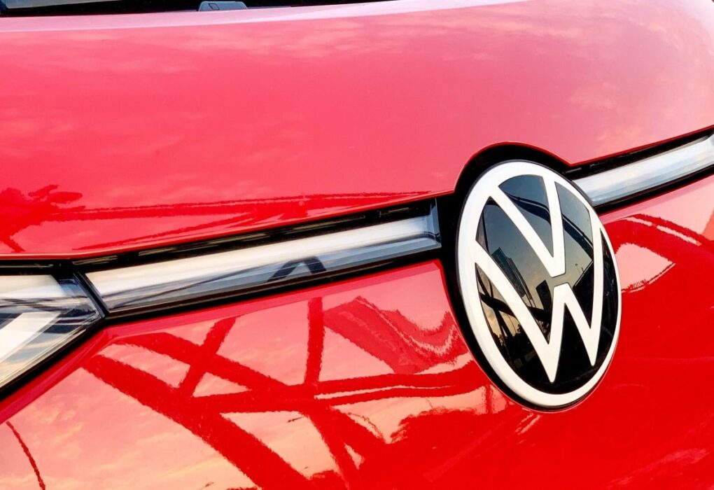 Des modèles Volkswagen alignés devant une usine du groupe lors d’une présentation industrielle.