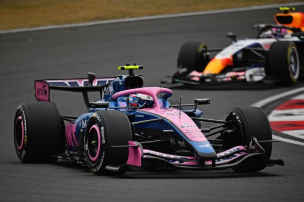 La monoplace Alpine F1 en piste lors d’un Grand Prix de Formule 1.
