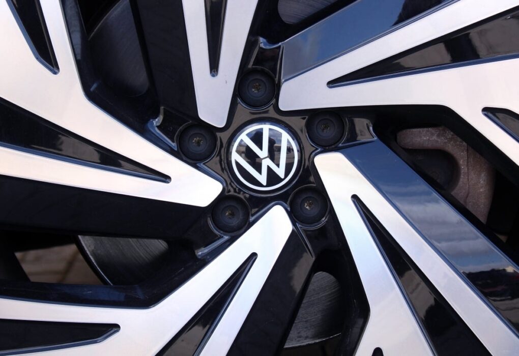 Logo Volkswagen sur la façade d’un site industriel du groupe en Allemagne.