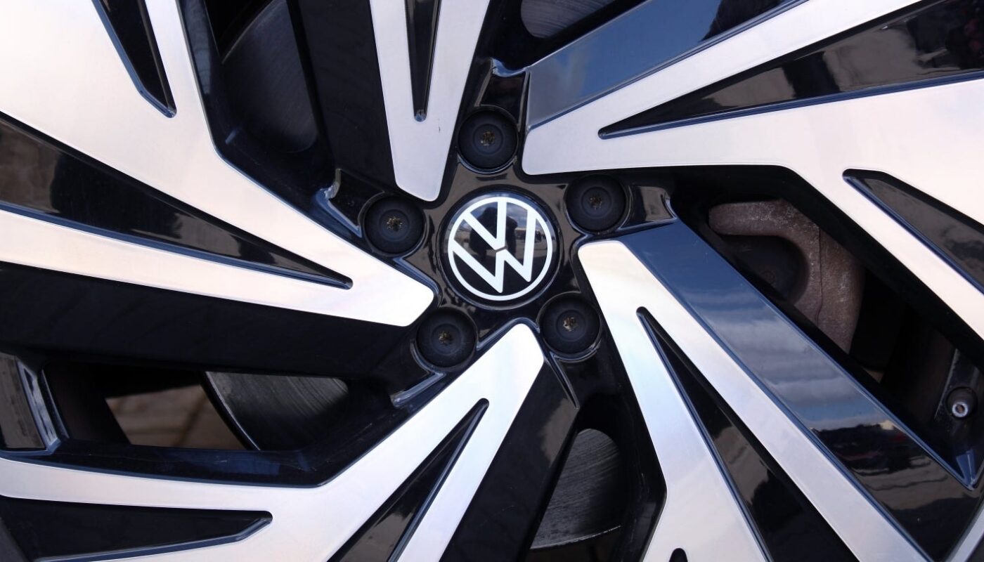 Logo Volkswagen sur la façade d’un site industriel du groupe en Allemagne.
