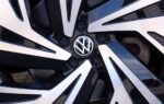 Logo Volkswagen sur la façade d’un site industriel du groupe en Allemagne.