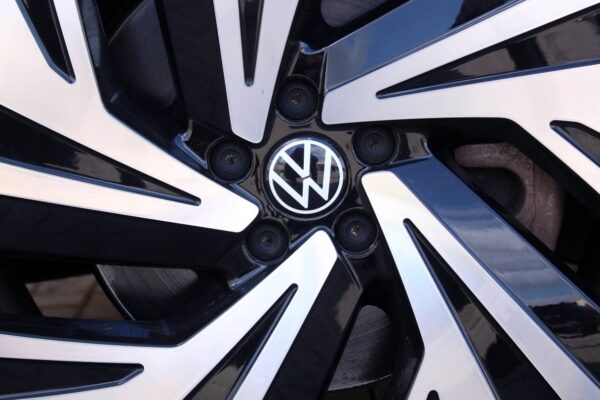 Logo Volkswagen sur la façade d’un site industriel du groupe en Allemagne.
