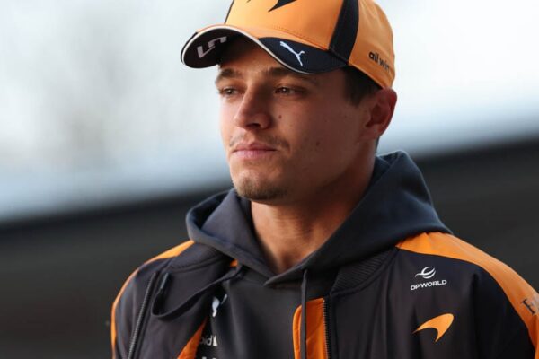 La McLaren de Lando Norris en piste lors d’un week-end de Grand Prix de Formule 1.