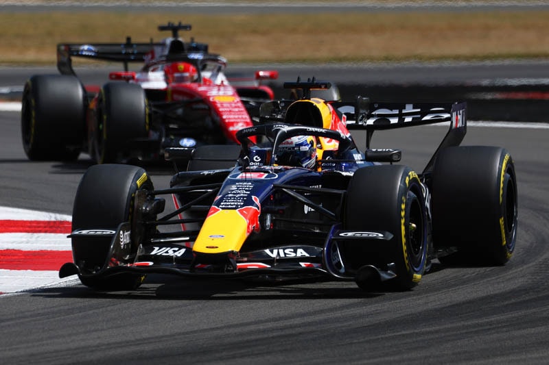 Max Verstappen au volant de la Red Bull F1 sur le circuit de Spa-Francorchamps.