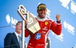 Lewis Hamilton échange avec les médias dans le paddock de Spa-Francorchamps.