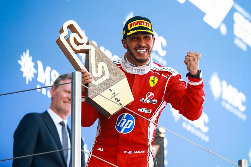 Lewis Hamilton échange avec les médias dans le paddock de Spa-Francorchamps.