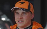 Oscar Piastri dans le garage McLaren lors d’un Grand Prix de Formule 1.