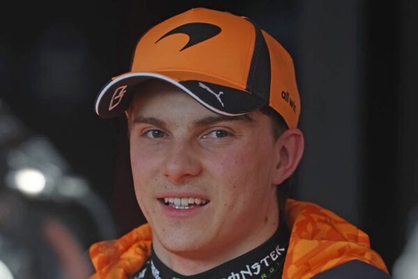 Oscar Piastri dans le garage McLaren lors d’un Grand Prix de Formule 1.