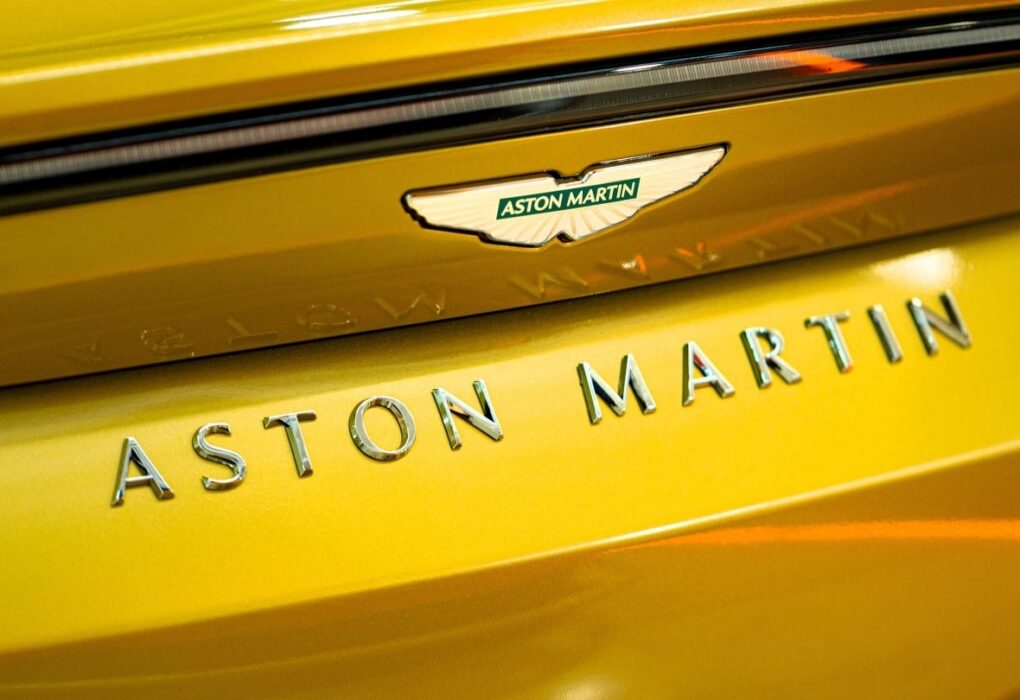 Une Aston Martin récente photographiée devant un bâtiment, symbole des tensions financières autour du constructeur britannique.