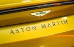 Une Aston Martin récente photographiée devant un bâtiment, symbole des tensions financières autour du constructeur britannique.